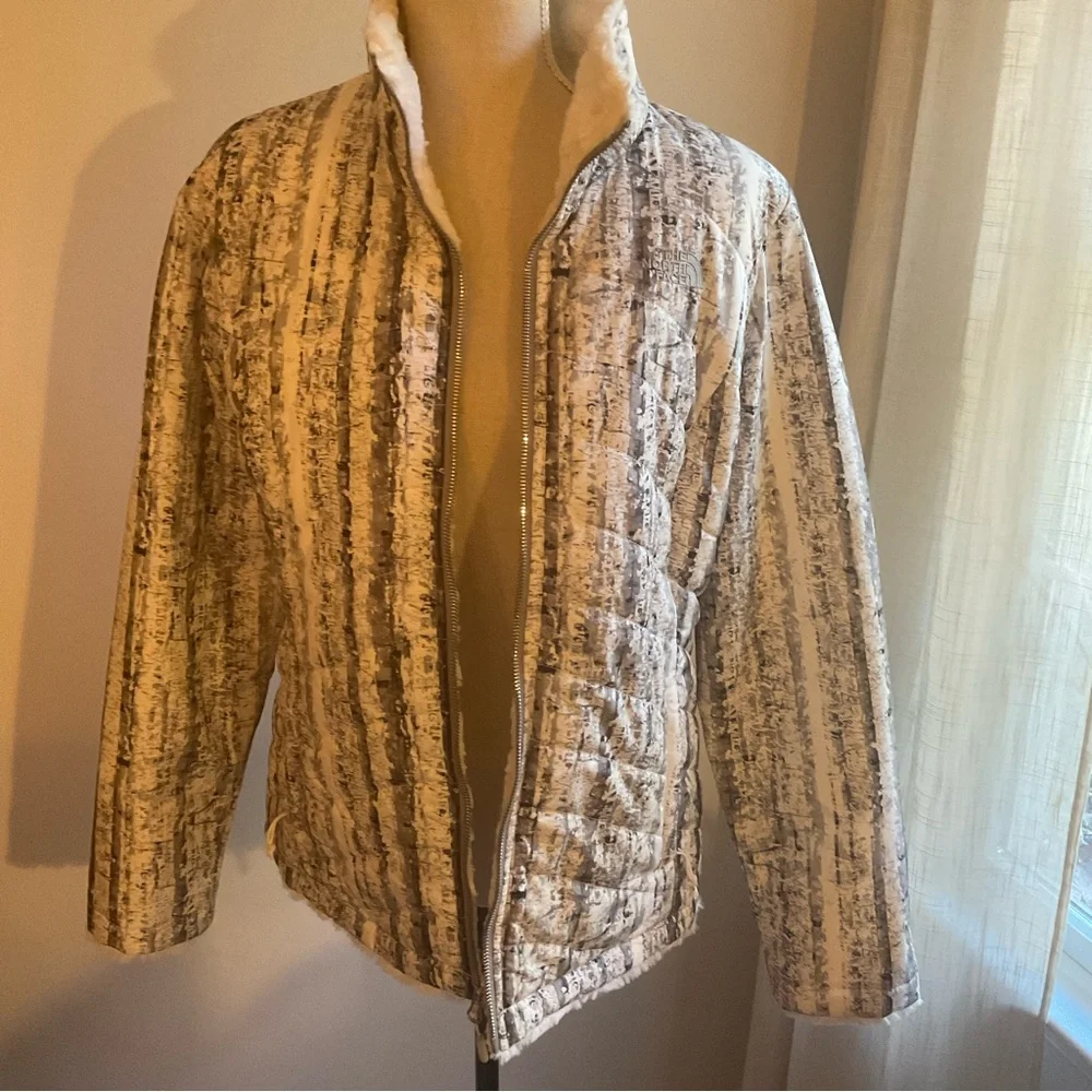 The NorthFace- Mossbud Reversible Jacket. Size M - Picture 2 of 9